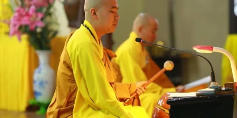 Người Phật tử đọc kinh Phật