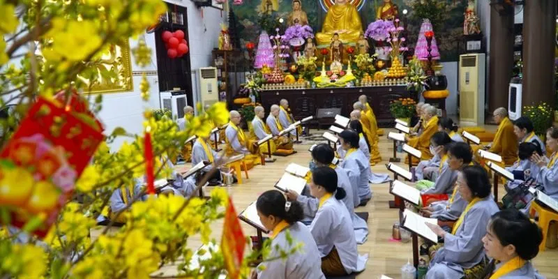 Người Phật tử đọc kinh Phật