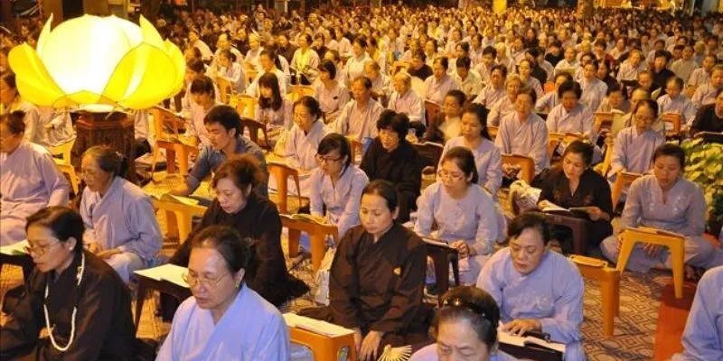 Người Phật tử đọc kinh Phật